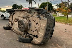 Chocó una columna, volcó y dio positivo en alcoholemia