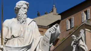 El Vaticano instala la chimenea para anunciar al nuevo Papa