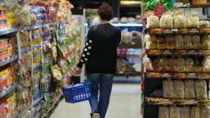 Caputo se reunió con supermercados en medio de la fuerte caída del consumo
