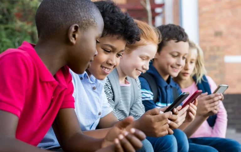 LA ADICCIÓN AL CELULAR, EL NUEVO DESAFÍO EN NIÑOS Y ADOLESCENTES
