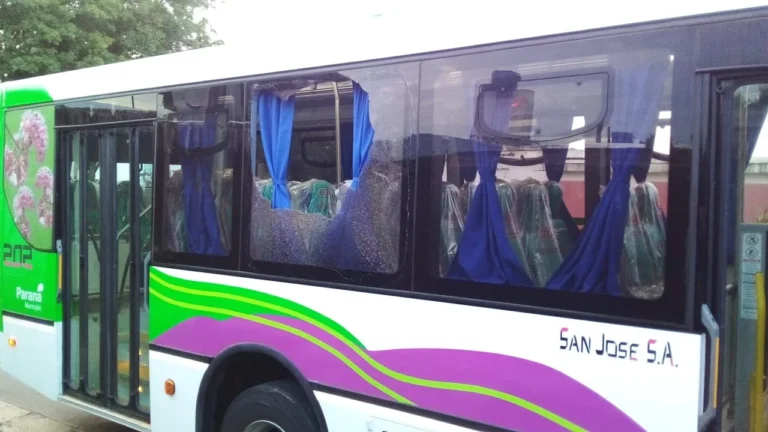 ATENTADO VANDÁLICO Y PIEDRAZOS CONTRA LOS NUEVOS COLECTIVOS URBANOS EN PARANÁ