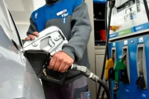YPF aplicará una baja promedio del 2% en los precios de los combustibles