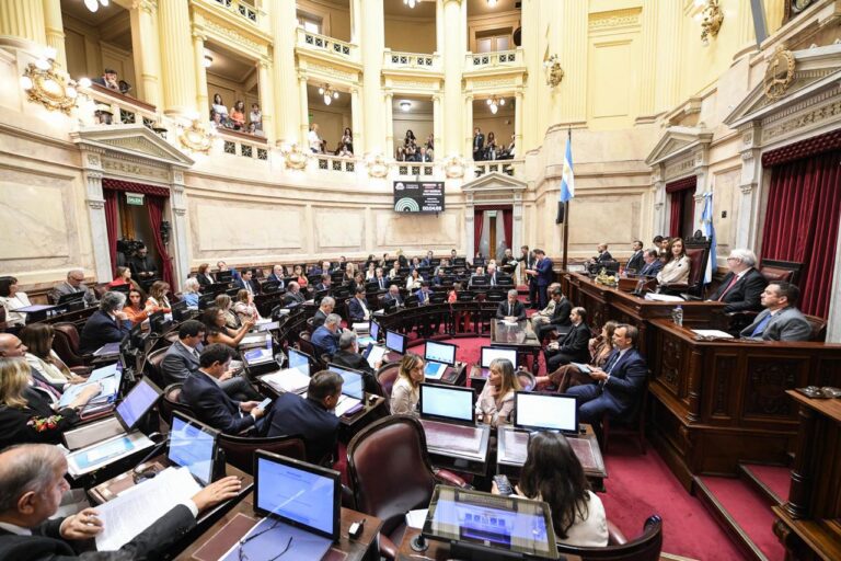 CAMBIOS EN INDEMNIZACIONES, JORNADA Y APORTES: EL SENADO APROBÓ LA REFORMA LABORAL