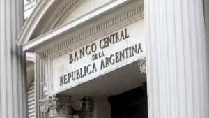 BANCOS BUSCAN RENEGOCIAR DEUDAS ANTE RÉCORD DE MOROSIDAD EN ARGENTINA