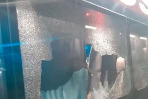 ATACARON A PEDRADAS UN COLECTIVO QUE IBA A PARANÁ EN SANTA FE: DOS PASAJERAS RESULTARON HERIDAS