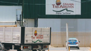 TRABAJADORES DE GRANJA TRES ARROYOS PARALIZARON LA FAENA POR FALTA DE PAGO DE SALARIOS