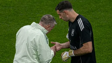 PREOCUPACIÓN EN LA SELECCIÓN: “DIBU” MARTÍNEZ REVELÓ QUE SE LESIONÓ UN DEDO EN LA FINAL DE EUROPA LEAGUE