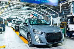 STELLANTIS FRENA LA PRODUCCIÓN DEL PEUGEOT 208 POR CUATRO SEMANAS EN MEDIO DE LA CAÍDA DEL MERCADO