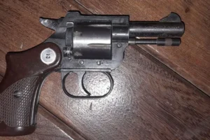 ENCONTRARON UN REVÓLVER OCULTO ENTRE LAS ROPAS DE UNA NIÑA DURANTE ALLANAMIENTOS EN PARANÁ