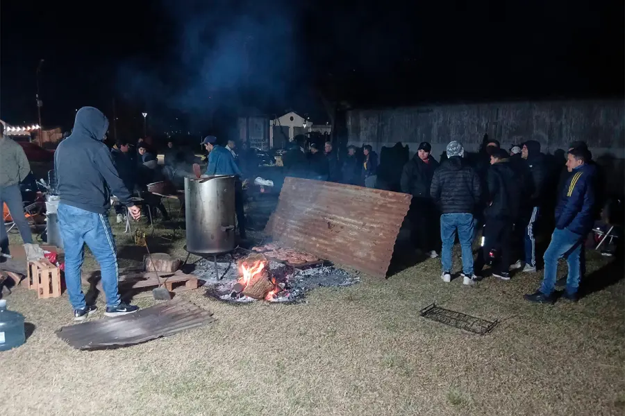 CRECE EL CONFLICTO EN GRANJA TRES ARROYOS Y LA COMUNIDAD RESPONDE CON UNA OLLA POPULAR