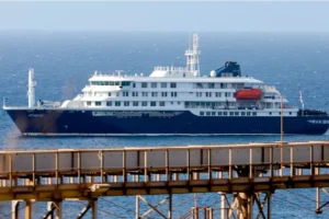 ESPAÑA RECIBIRÁ UN CRUCERO CON BROTE DE HANTAVIRUS QUE DEJÓ TRES MUERTOS