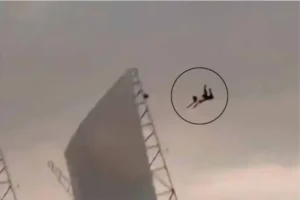 UN HOMBRE SOBREVIVIÓ TRAS VOLAR COLGADO DE UN TECHO DURANTE UN TEMPORAL EN INDIA