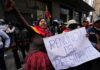 CRECE LA TENSIÓN EN BOLIVIA: ENFRENTAMIENTOS, GASES Y DETENIDOS EN PROTESTAS CONTRA EL GOBIERNO una-manifestante-antigubernamental-sostiene-un-cartel-en-el-que-se-lee-dimision-del-presidente-en-la-paz-bolivia-el-lunes-18-de-mayo-de-2026-foto-apjuan-karita-XL2SLZ4UJVCKWNXWI2VHJ62W5U