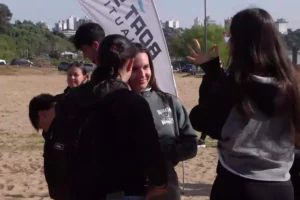 VECINOS Y ESTUDIANTES SE SUMARON A UNA JORNADA DE LIMPIEZA DEL RÍO PARANÁ EN EL BALNEARIO THOMPSON