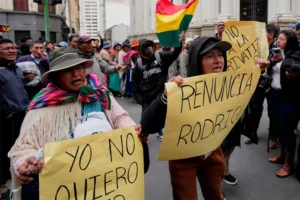 CRECE LA TENSIÓN EN BOLIVIA: DENUNCIAN REPRESIÓN, CRISIS ECONÓMICA Y MÁS DE 40 DÍAS DE PROTESTAS