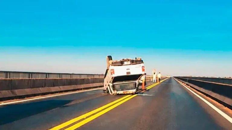 VOLCÓ UNA CAMIONETA EN EL ENLACE ROSARIO-VICTORIA