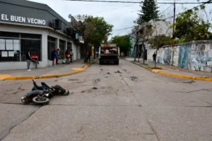 MURIÓ UN ADOLESCENTE TRAS CHOCAR EN MOTO CONTRA UN CAMIÓN EN LA PAZ