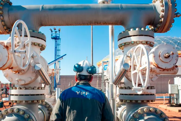 YPF PROYECTA UNA INVERSIÓN DE 50.000 MILLONES DE DÓLARES PARA EXPORTAR GNL DESDE VACA MUERTA
