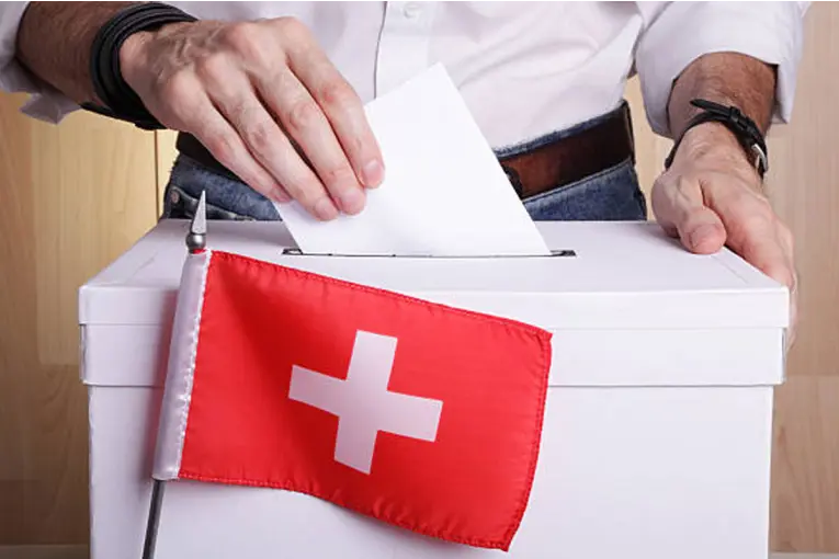 SUIZA VOTA SI LIMITA SU POBLACIÓN Y ENDURECE LA INMIGRACIÓN