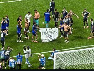 POSIBLE SANCIÓN DE FIFA A ARGENTINA POR LA BANDERA DE MALVINAS EN EL FESTEJO ANTE INGLATERRA
