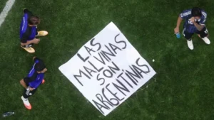 “MALVINAS Y EL FÚTBOL UNIFICAN AL PAÍS”: LA REPERCUSIÓN DEL GESTO DE LA SELECCIÓN