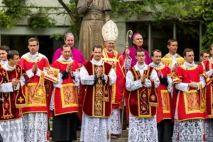 EL VATICANO EXCOMULGO A SEIS OBISPOS POR CONSAGRACIONES SIN AUTORIZACION PAPAL