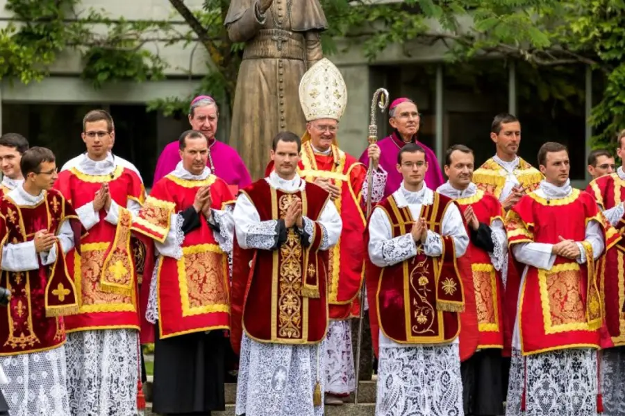 EL VATICANO EXCOMULGO A SEIS OBISPOS POR CONSAGRACIONES SIN AUTORIZACION PAPAL