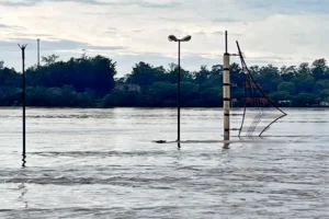 LA CRECIENTE DEL RÍO URUGUAY YA CUBRE LAS PLAYAS DE CONCORDIA Y AMENAZA LA COSTANERA BAJA