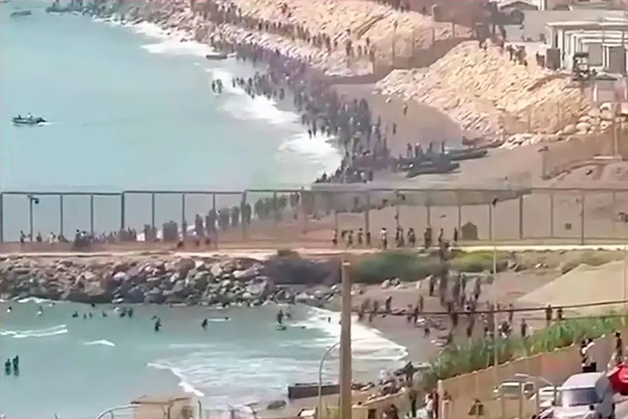 MILES DE MIGRANTES MARROQUÍES DESATAN CRISIS EN LA FRONTERA DEL NORTE DE ÁFRICA