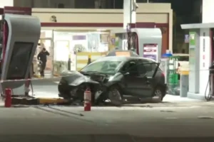 UN AUTO CHOCO CONTRA UNA ESTACION DE SERVICIO SE INCENDIO Y HUBO TRES HERIDOS