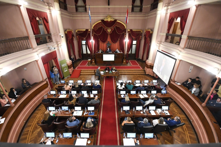 DIPUTADOS TRATA LA REFORMA PREVISIONAL EN ENTRE RÍOS EN MEDIO DE PROTESTAS