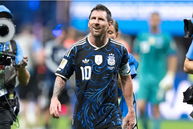 MESSI DEDICÓ EL TRIUNFO A QUIENES “NO TIENEN TRABAJO Y NO LLEGAN A FIN DE MES”