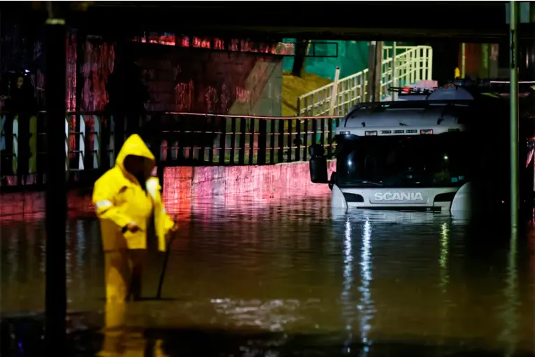 CHILE DECLARÓ EL ESTADO DE CATÁSTROFE POR INTENSAS LLUVIAS QUE DEJARON CINCO MUERTOS Y CASI 100.000 AISLADOS - Vorteri