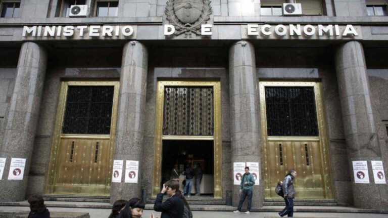 EL GOBIERNO BUSCA FINANCIAMIENTO EN EL MERCADO Y REFINANCIA DEUDA