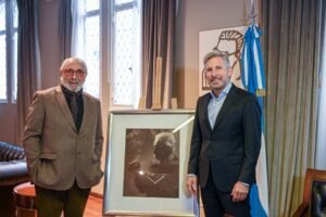 FRIGERIO RECIBIÓ UNA FOTOGRAFÍA DE JUAN L. ORTIZ QUE QUEDARÁ EN LA CASA DE ENTRE RÍOS EN BUENOS AIRES
