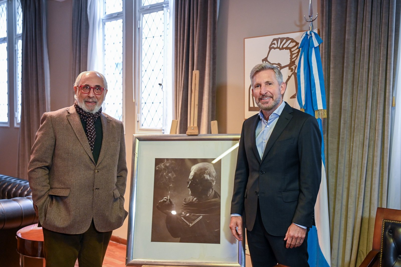 FRIGERIO RECIBIÓ UNA FOTOGRAFÍA DE JUAN L. ORTIZ QUE QUEDARÁ EN LA CASA DE ENTRE RÍOS EN BUENOS AIRES