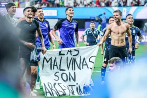 THIAGO ALMADA REVELÓ EL ORIGEN DE LA BANDERA DE MALVINAS QUE LA SELECCIÓN MOSTRÓ ANTE INGLATERRA