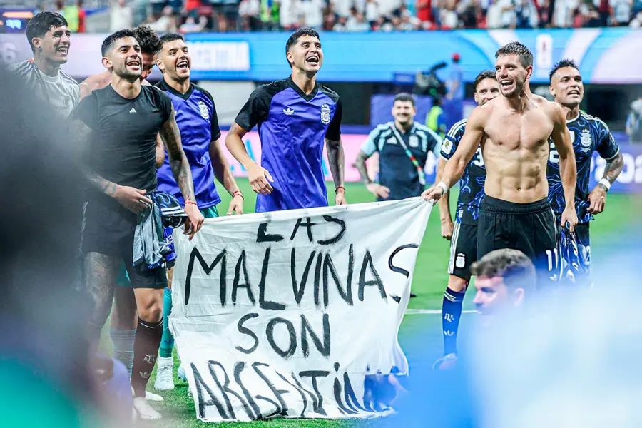 THIAGO ALMADA REVELÓ EL ORIGEN DE LA BANDERA DE MALVINAS QUE LA SELECCIÓN MOSTRÓ ANTE INGLATERRA