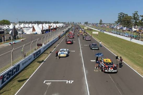 EL TURISMO CARRETERA YA SE VIVE EN PARANÁ: LOS MOTORES RUGEN EN EL AUTÓDROMO