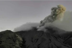 TRAS EL TERREMOTO EN COLOMBIA, EL VOLCÁN PURACÉ EMITIÓ CENIZAS Y CERRARON UN AEROPUER