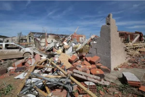 UN TORNADO DEVASTÓ UN PUEBLO DE FRANCIA EN APENAS DOS MINUTOS: HAY 39 HERIDOS