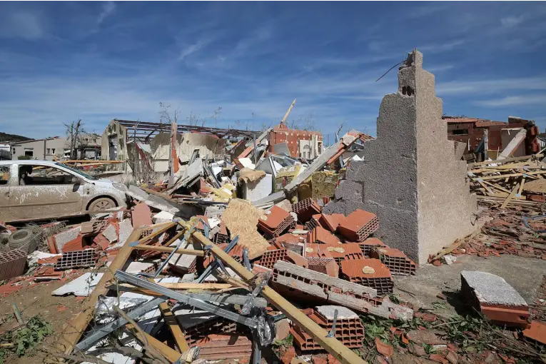 UN TORNADO DEVASTÓ UN PUEBLO DE FRANCIA EN APENAS DOS MINUTOS: HAY 39 HERIDOS