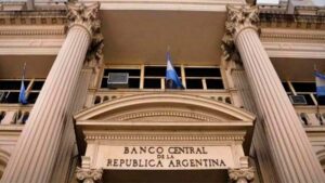EL GOBIERNO ANALIZA FLEXIBILIZAR LOS PRÉSTAMOS EN DÓLARES PARA IMPULSAR LA ECONOMÍA