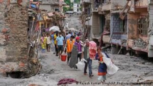 NEPAL: EVACUÓ A 900 ALUMNOS Y DIEZ MINUTOS DESPUÉS UNA INUNDACIÓN ARRASÓ CON LA ESCUELA
