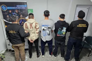PERSECUCIÓN POLICIAL EN PARANÁ TERMINÓ CON UN ARMA SECUESTRADA Y SIETE DEMORADOS