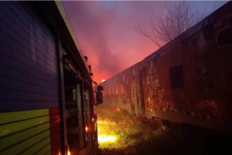 INCENDIO EN DOS VAGONES FERROVIARIOS EN PARANÁ: BOMBEROS EVITARON QUE EL FUEGO SE PROPAGARA