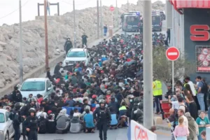 TENSION DURANTE EL TRASLADO DE MILES DE MIGRANTES EN CEUTA