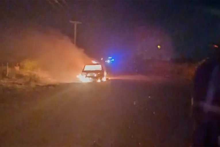 UN AUTO SE INCENDIÓ MIENTRAS CIRCULABA POR UNA RUTA ENTRERRIANA
