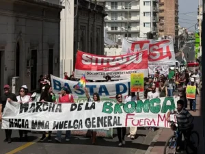 LA MARCHA DE LA BRONCA SE MOVILIZÓ EN PARANÁ CONTRA LAS POLÍTICAS DE MILEI