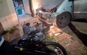 CONDUCTOR ALCOHOLIZADO CHOCÓ UN AUTO, UNA MOTO Y DESTROZÓ UN COMERCIO DE PARANÁ